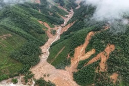 Tin tức trong ngày - Mưa to kỷ lục thứ 2 thế giới xé nát đường lên Bạch Mã