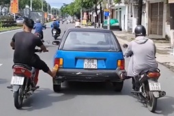 Hai người đàn ông dùng chân đẩy ô tô gây chú ý ở Nha Trang