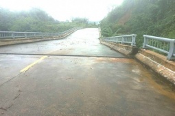 Tin tức trong ngày - CLIP: Cầu trên đường Hồ Chí Minh bị nghiêng gần 1 m sau đợt mưa kỷ lục