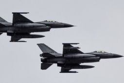 Romania mua 18 tiêm kích F-16 với giá một euro