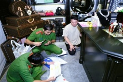 Tin tức trong ngày - Công an khám xét nơi ở của vợ chồng ca sĩ Đoàn Di Băng