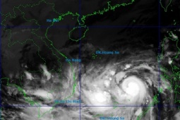Từ đêm nay, ven bờ biển Trung Bộ có thể xuất hiện dông lốc, gió giật do bão số 13