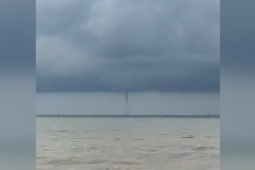 Lại xuất hiện vòi rồng cao hàng chục mét trên vùng biển Lâm Đồng