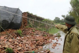 Tin tức trong ngày - Hiện trường đoạn bờ tường Hoàng thành Huế bị mưa lũ 'kéo sập'