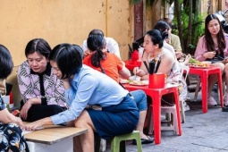 Quán bánh gối 43 năm đông khách ở Hà Nội, ông chủ tiết lộ bí quyết