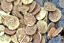 Phát hiện chiếc nồi đất chứa 103 đồng tiền vàng chôn trong ngôi đền