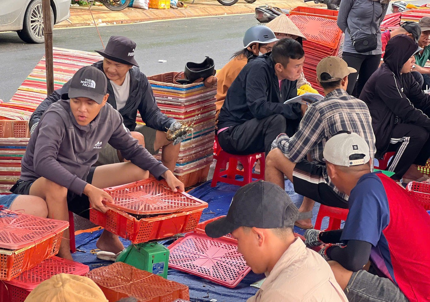 Bà con làm việc khẩn trương trước cơn bão nguy hiểm đang đổ bộ.