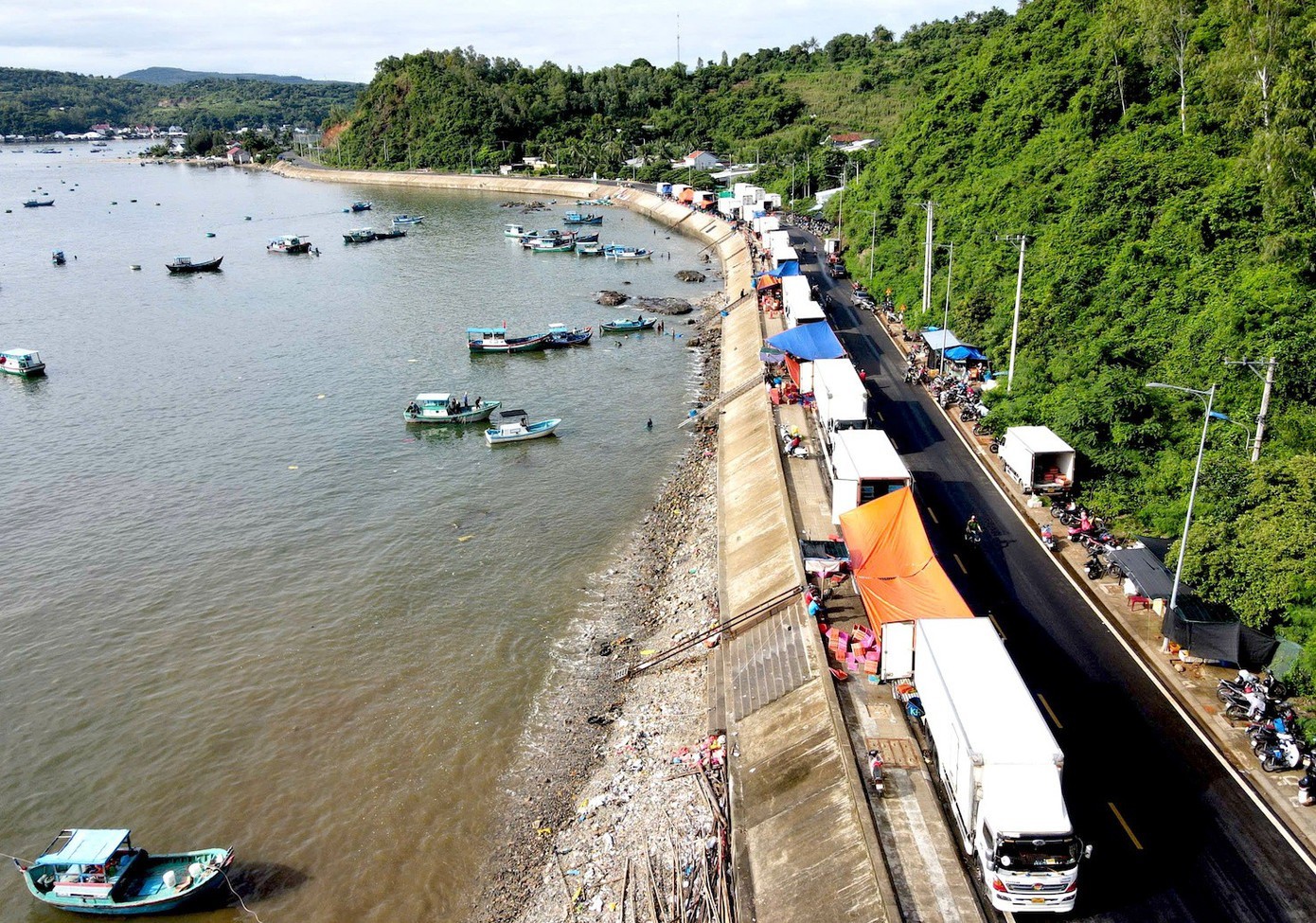 Hàng ô tô đông lạnh tiếp nhận tôm hùm.