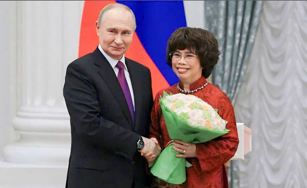 Tổng thống Liên bang Nga Vladimir Putin trao tặng Anh hùng Lao động Việt Nam Thái Hương Huân chương Hữu nghị của Nhà nước Liên bang Nga. (Ảnh: Điện Kremlin)