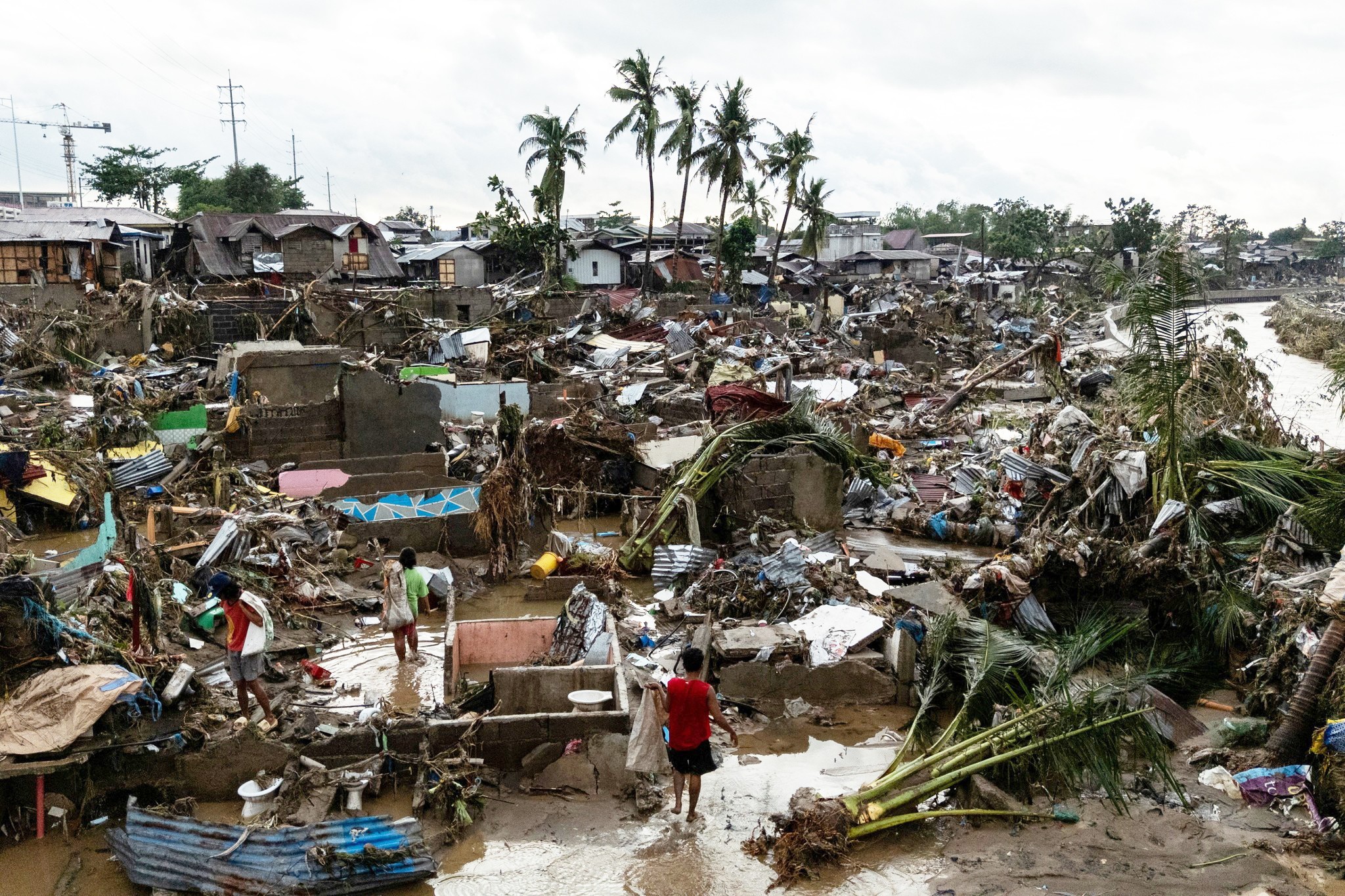 Cảnh tan hoang ở Philippines sau khi bão Kalmaegi quét qua. Ảnh: Reuters