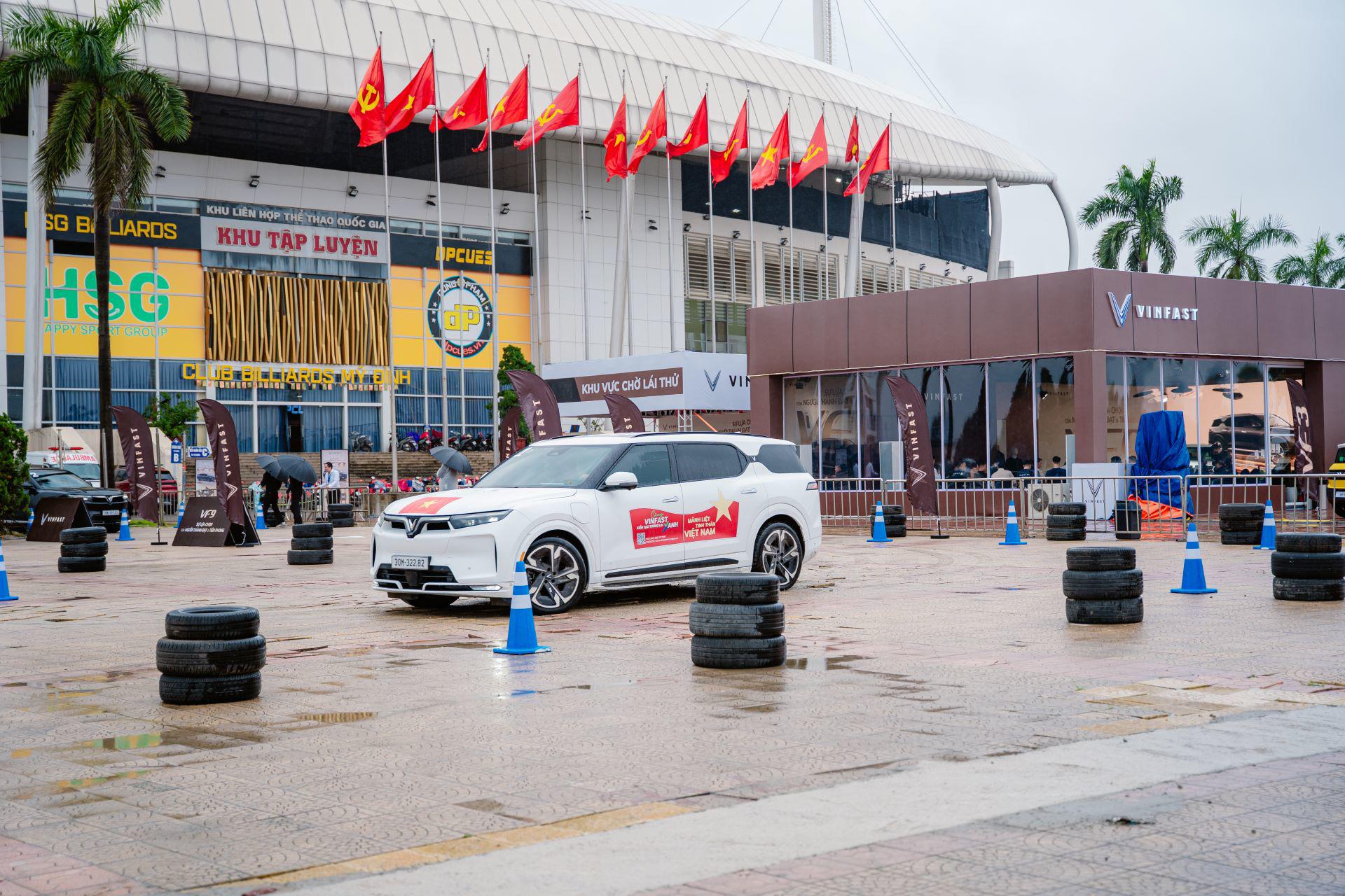 Sự kiện Trải nghiệm lái thử VF 9 ở Sân vận động Mỹ Đình (Hà Nội) mang tới cơ hội thử xe “thực chiến” cho khách hàng.