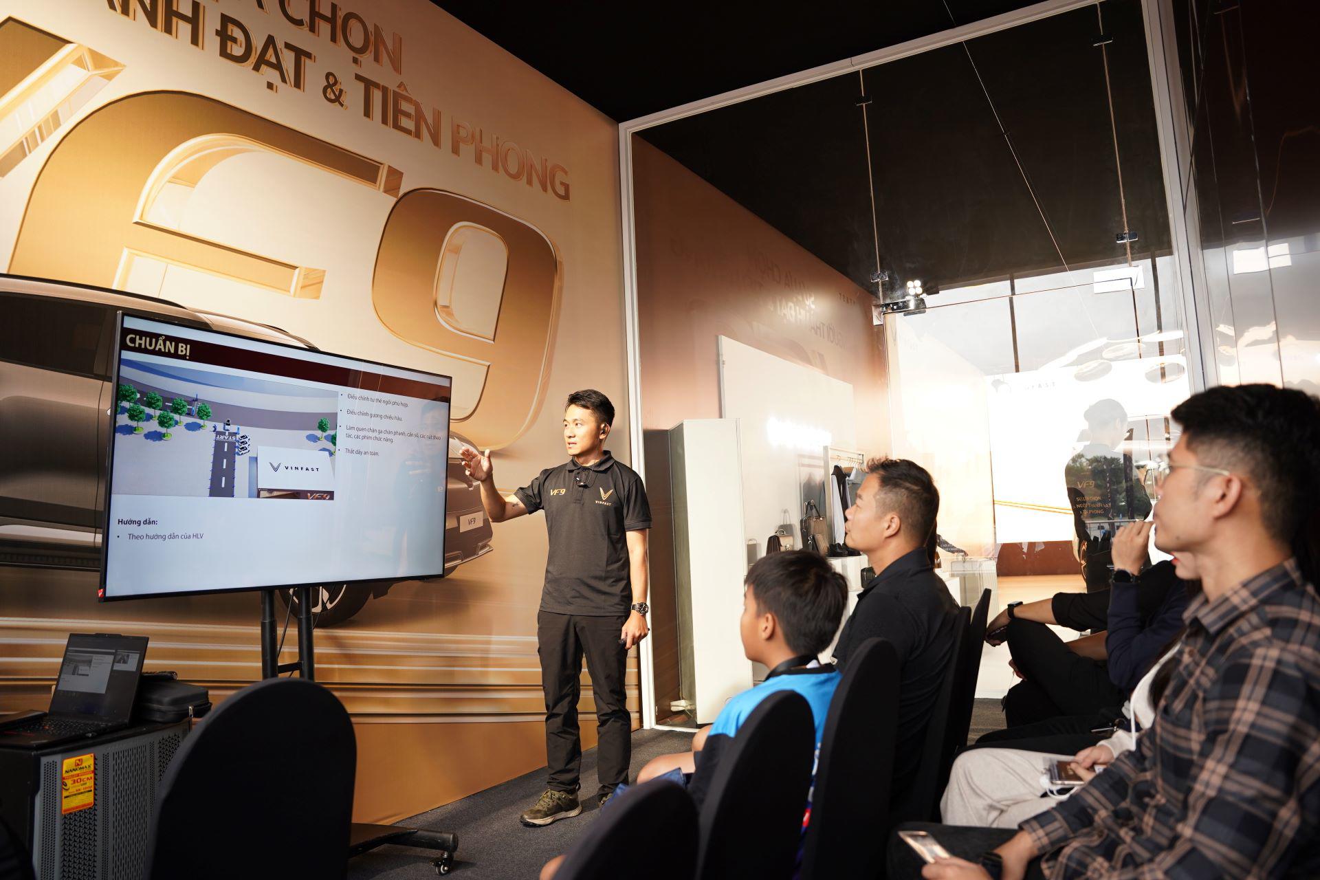 Khách hàng tham gia sự kiện được hướng dẫn về cung đường thử trước khi cầm lái VF 9.