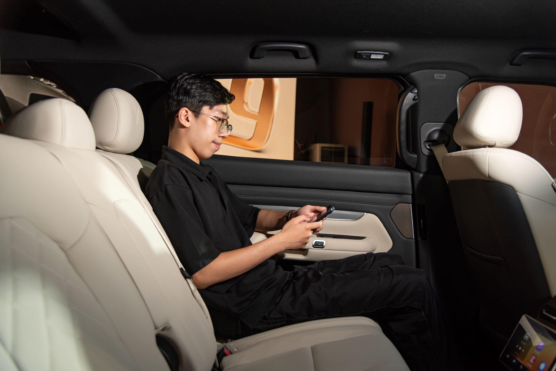 Anh Đàm Quang Duy thích thú với cảm giác lái cũng như khoang cabin yên tĩnh của VF 9.