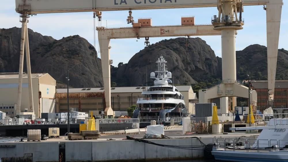 Launchpad tại xưởng bảo trì siêu du thuyền La Ciotat, Pháp