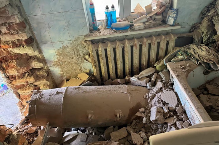 Những gì còn lại của quả bom lượn Nga rơi xuống mặt đất ở Ukraine. Ảnh: Reuters.