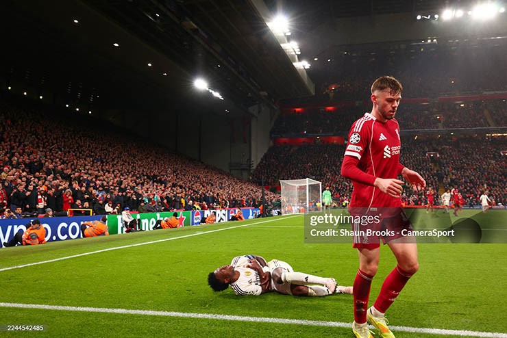 Vinicius hoàn toàn lép vế trước Bradley