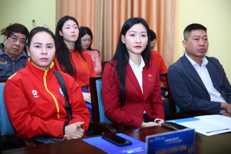 Thu Vinh (bên trái) cũng là ứng viên nặng kí