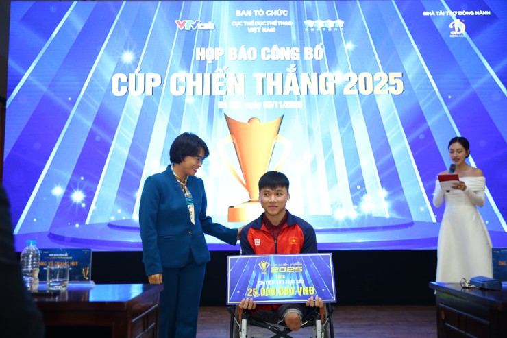BTC trao giải “VĐV vượt khó xuất sắc” cho kình ngư khuyết tật Phạm Tuấn Hưng