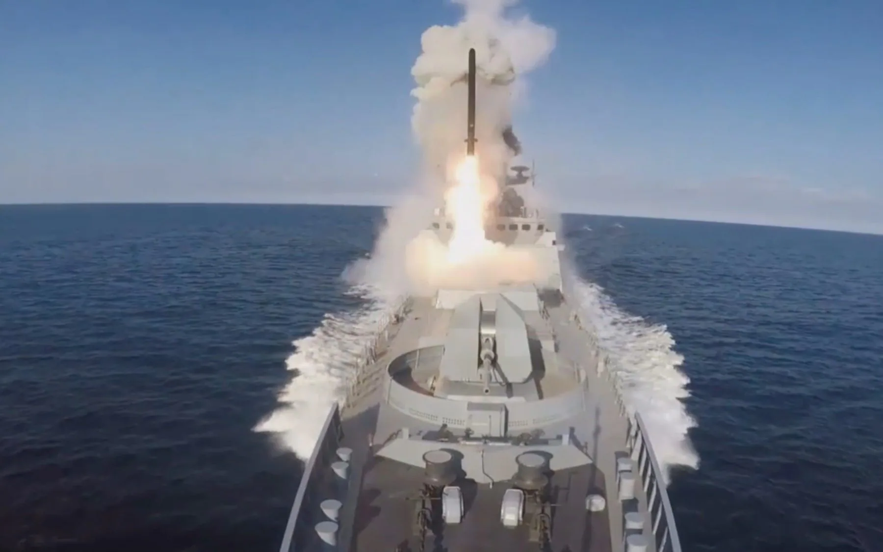 Tàu chiến Nga phóng tên lửa hành trình Kalibr. Ảnh: Telegraph.