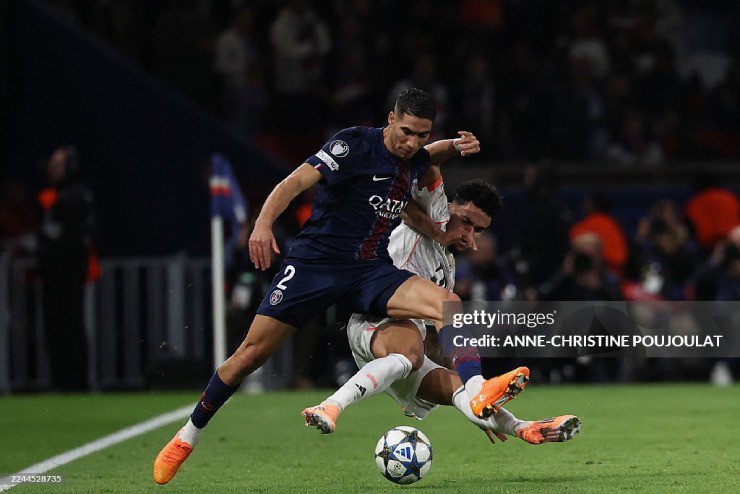 Phút bù giờ hiệp 1, Diaz có pha phạm lỗi nguy hiểm với Hakimi