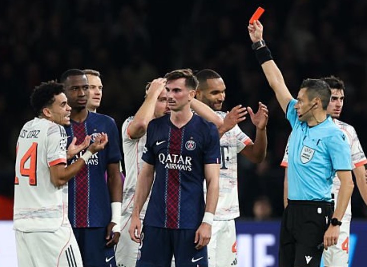 Trọng tài rút thẻ đỏ cho Diaz, trong khi Hakimi phải rời sân trong nước mắt