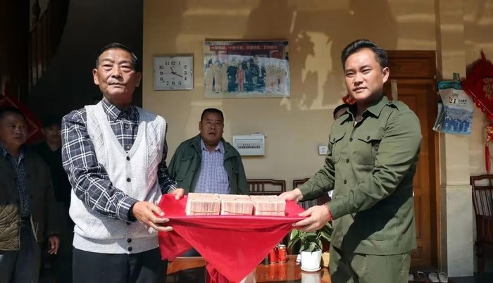 Bạch Gia Thành và con trai đánh bóng hình ảnh bằng các hoạt động từ thiện. Ảnh: Sina.