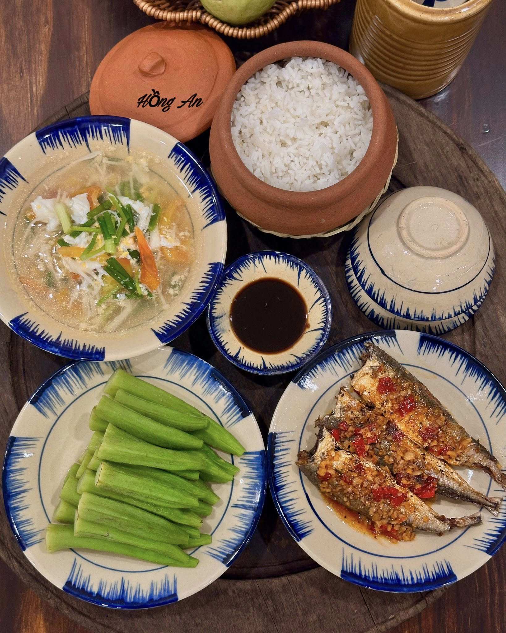 Canh trứng cà chua - Cá rim tiêu - Đậu bắp luộc