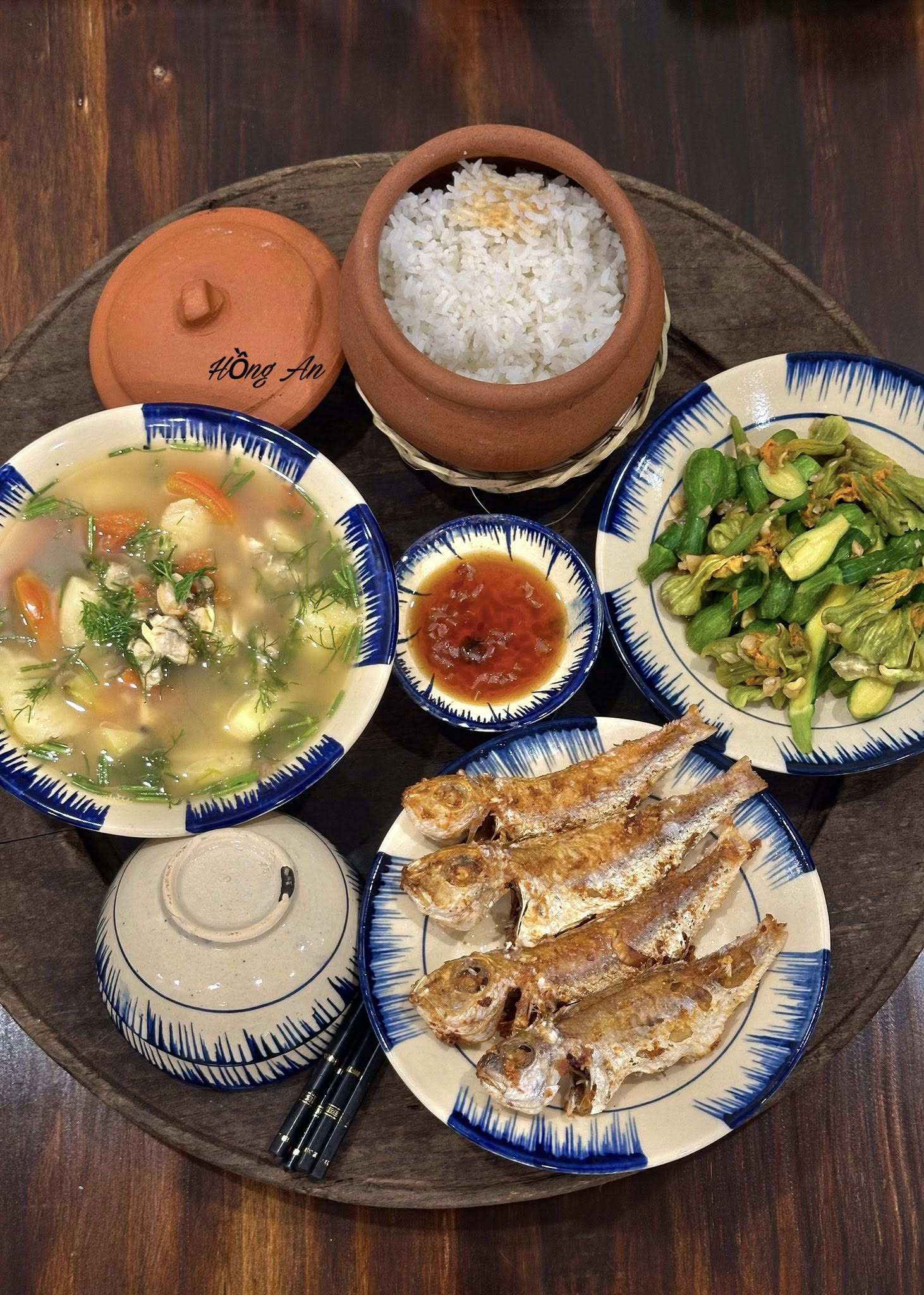 Canh ngao nấu chua - Cá rán - Nụ bí non xào