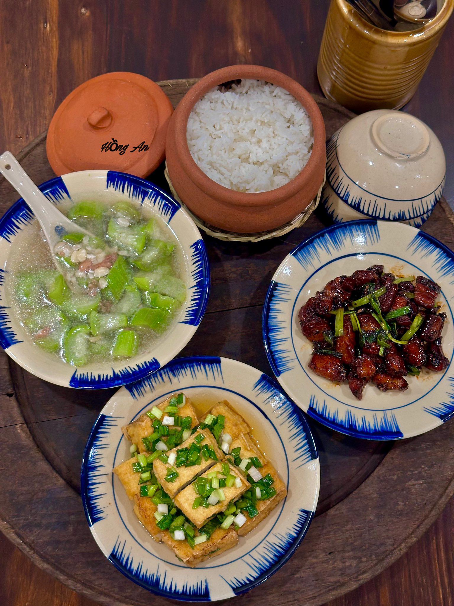 Canh mướp nấu lạc - Đậu tẩm hành - Thịt rang