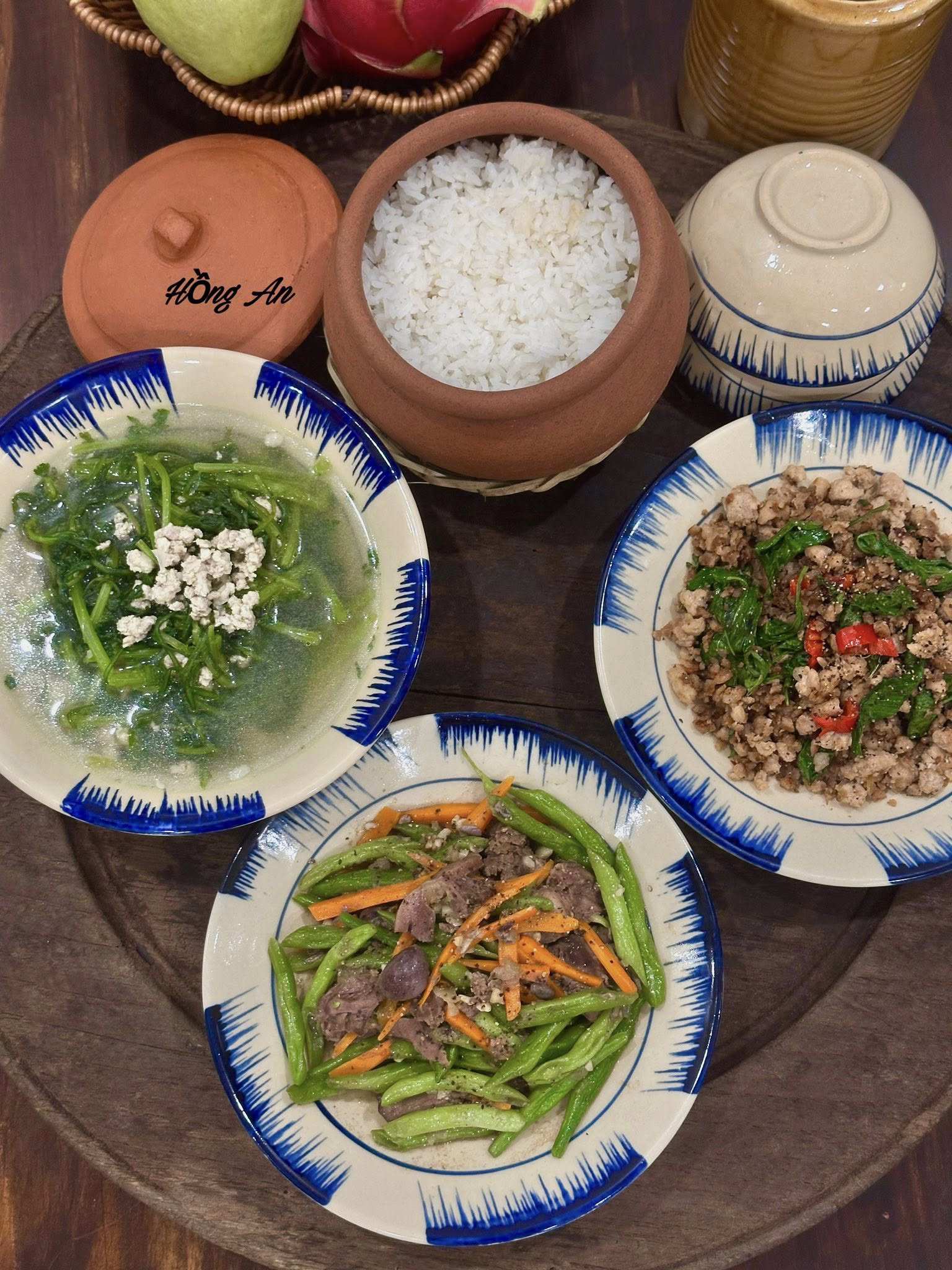 Canh rau cải cúc - Giá đỗ xào lòng mề - Thịt xào húng quế