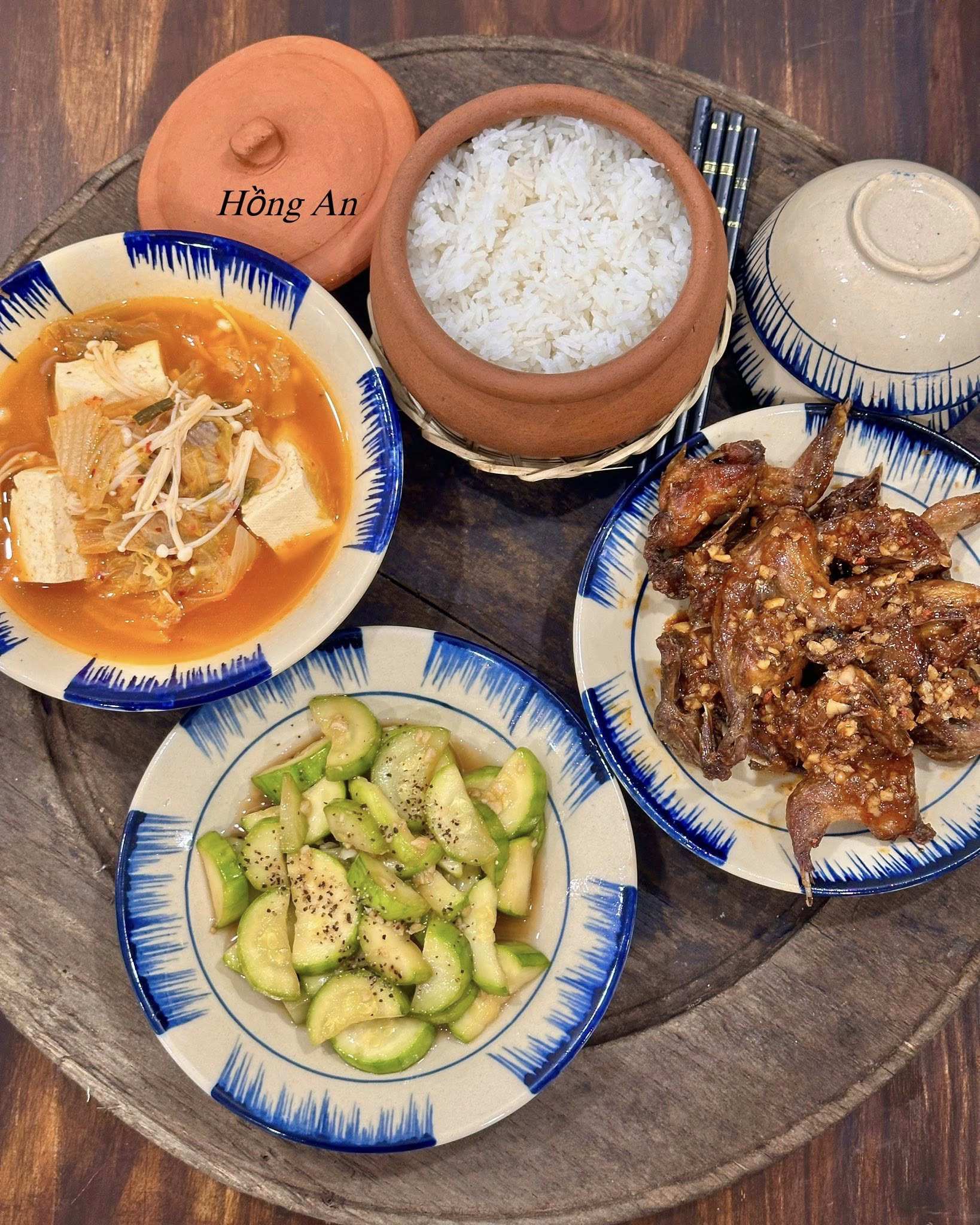 Canh kim chi - Bí xanh xào tỏi - Chim quay 