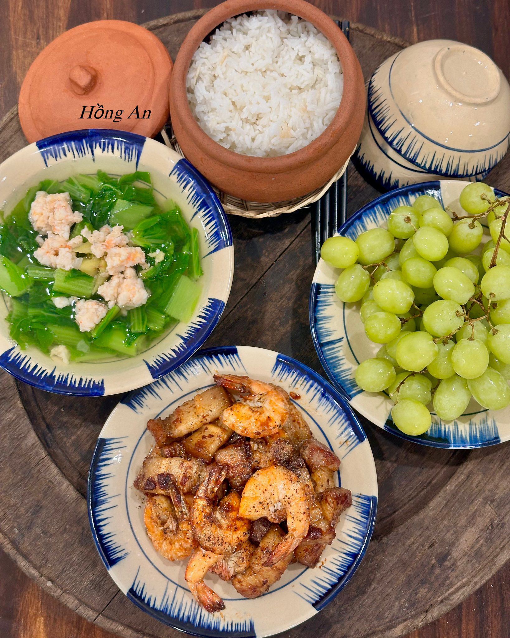 Canh rau cải tôm - Thịt rang tôm - Nho xanh