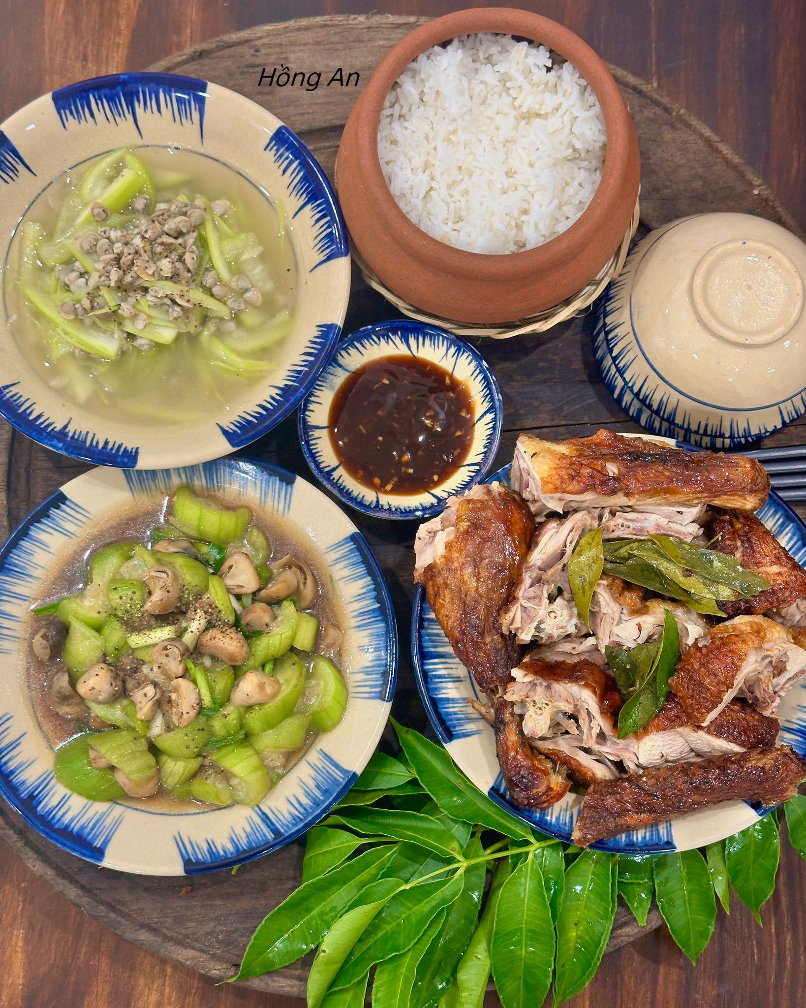 Canh bầu nấu hến - Mướp xào nấm - Vịt quay