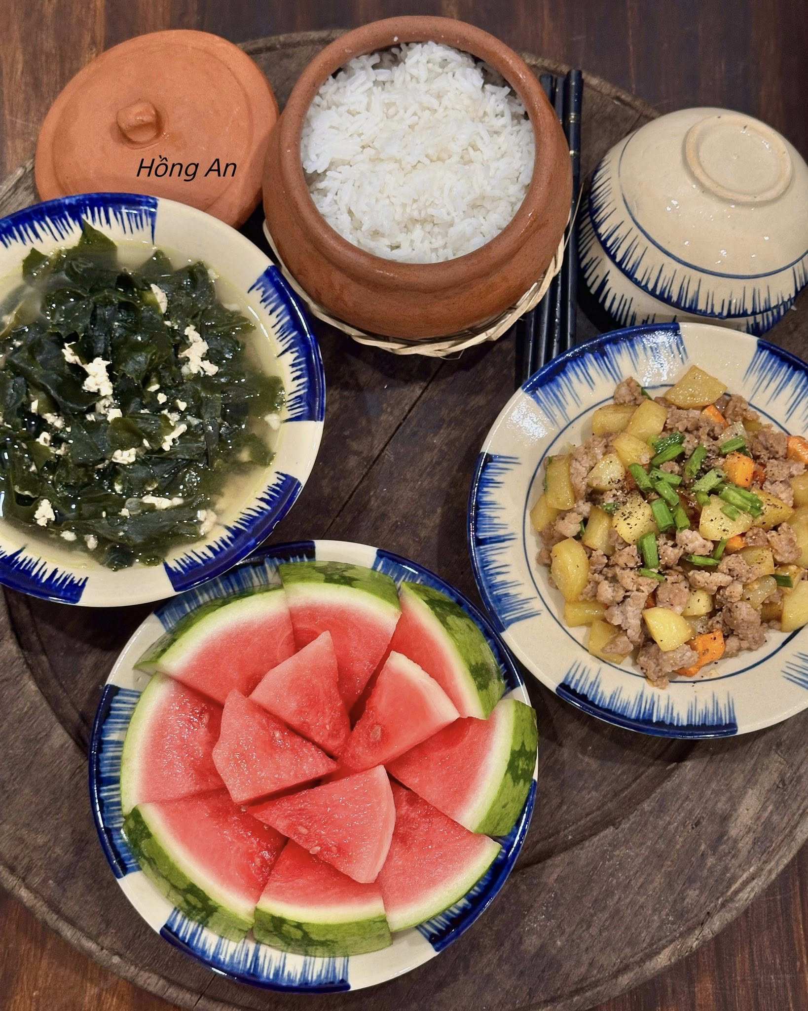 Canh rong biển - Thịt xào khoai tây - Dưa hấu