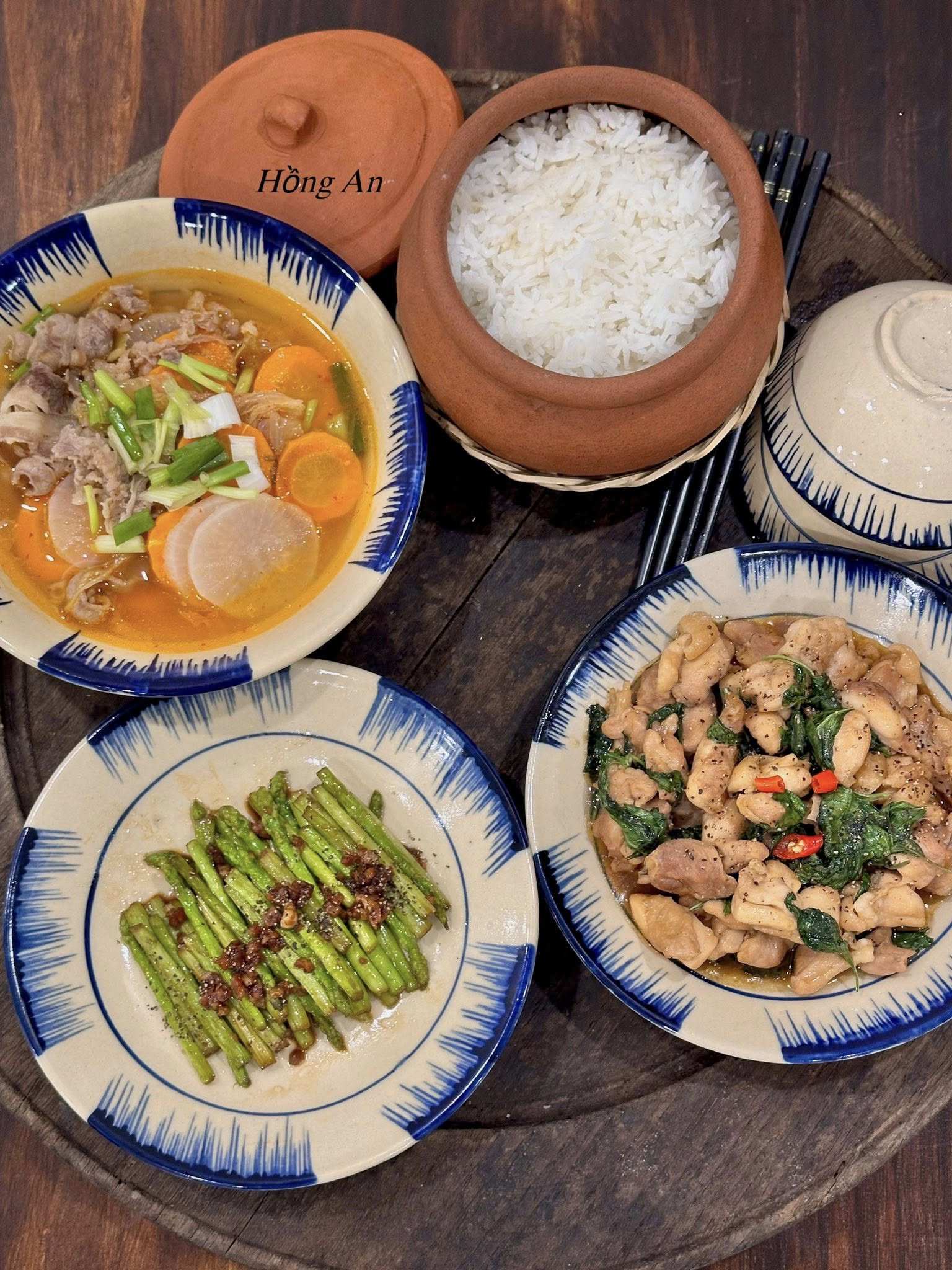 Canh cải kim chi bò - Gà rang húng quế - Măng tây xào tỏi
