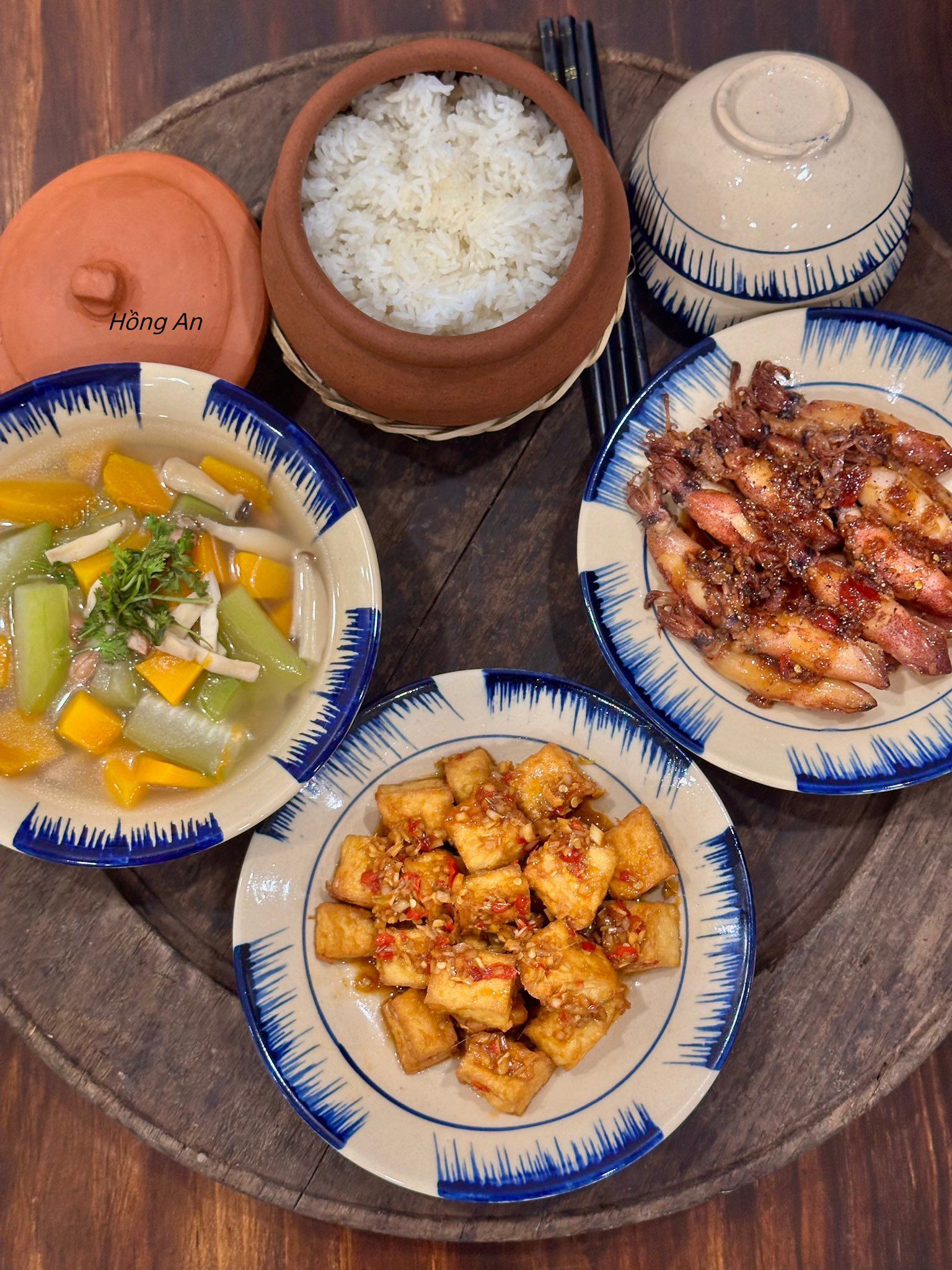 Canh rau củ - Đậu chiên xả ớt - Mực rim mắm