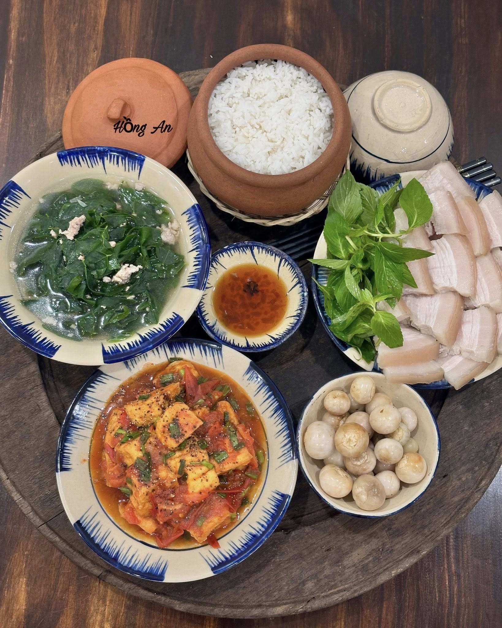 Canh rau ngót - Thịt luộc kèm cà pháo - Đậu sốt chua ngọt