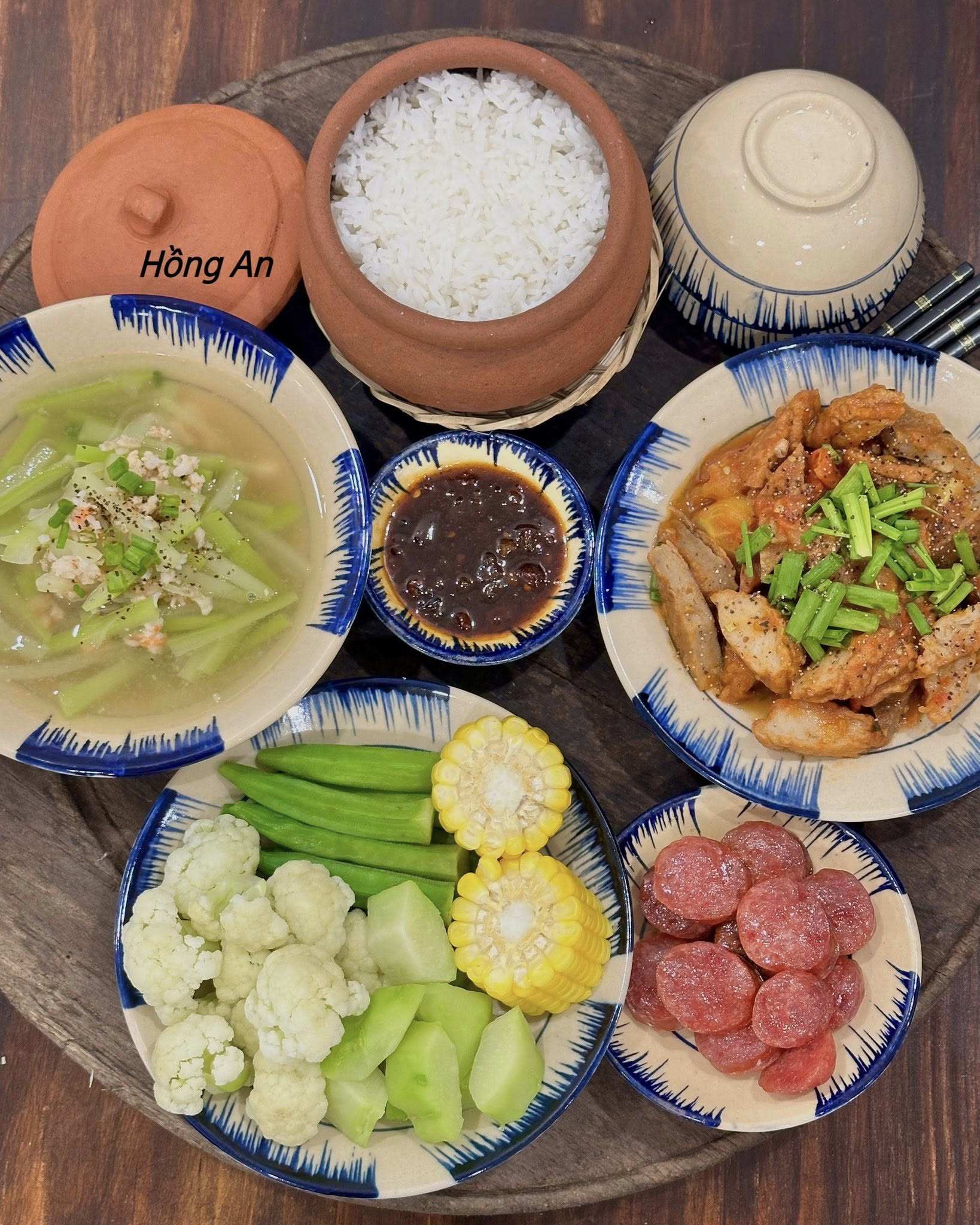 Canh bầu nấu tôm - Củ quả kho quẹt - Chả cá sốt cà chua