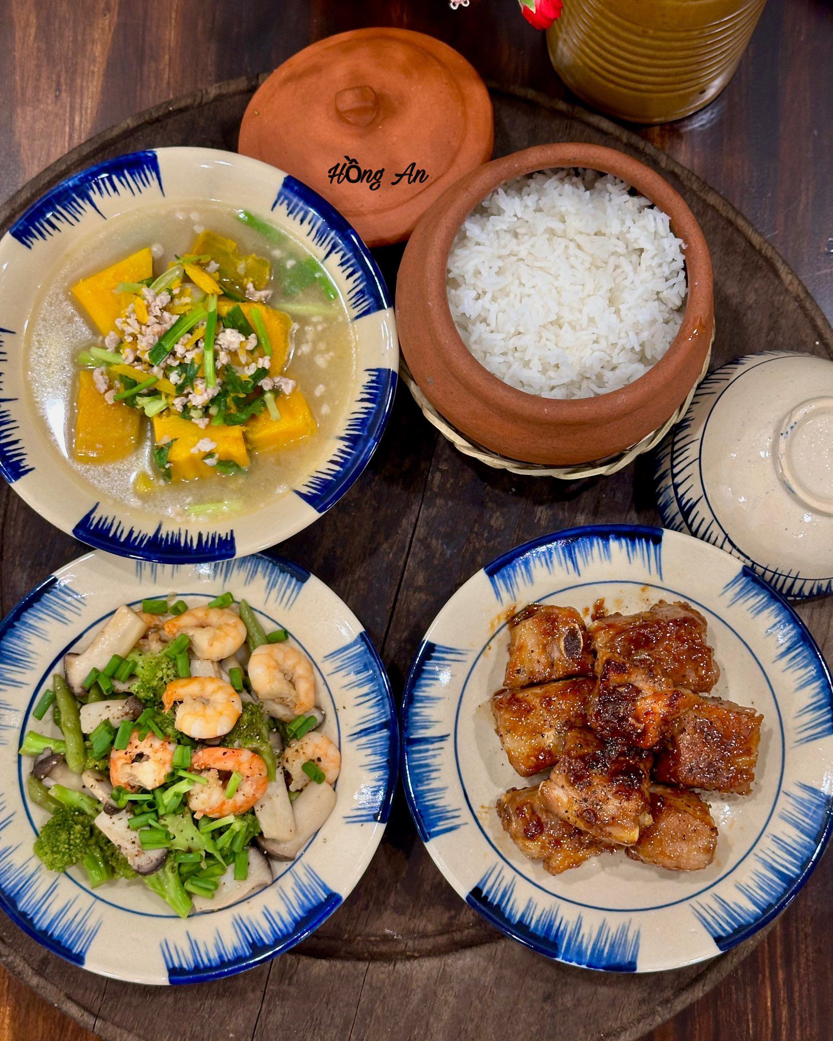 Canh bí đỏ - Sườn rang - Rau, nấm xào tôm