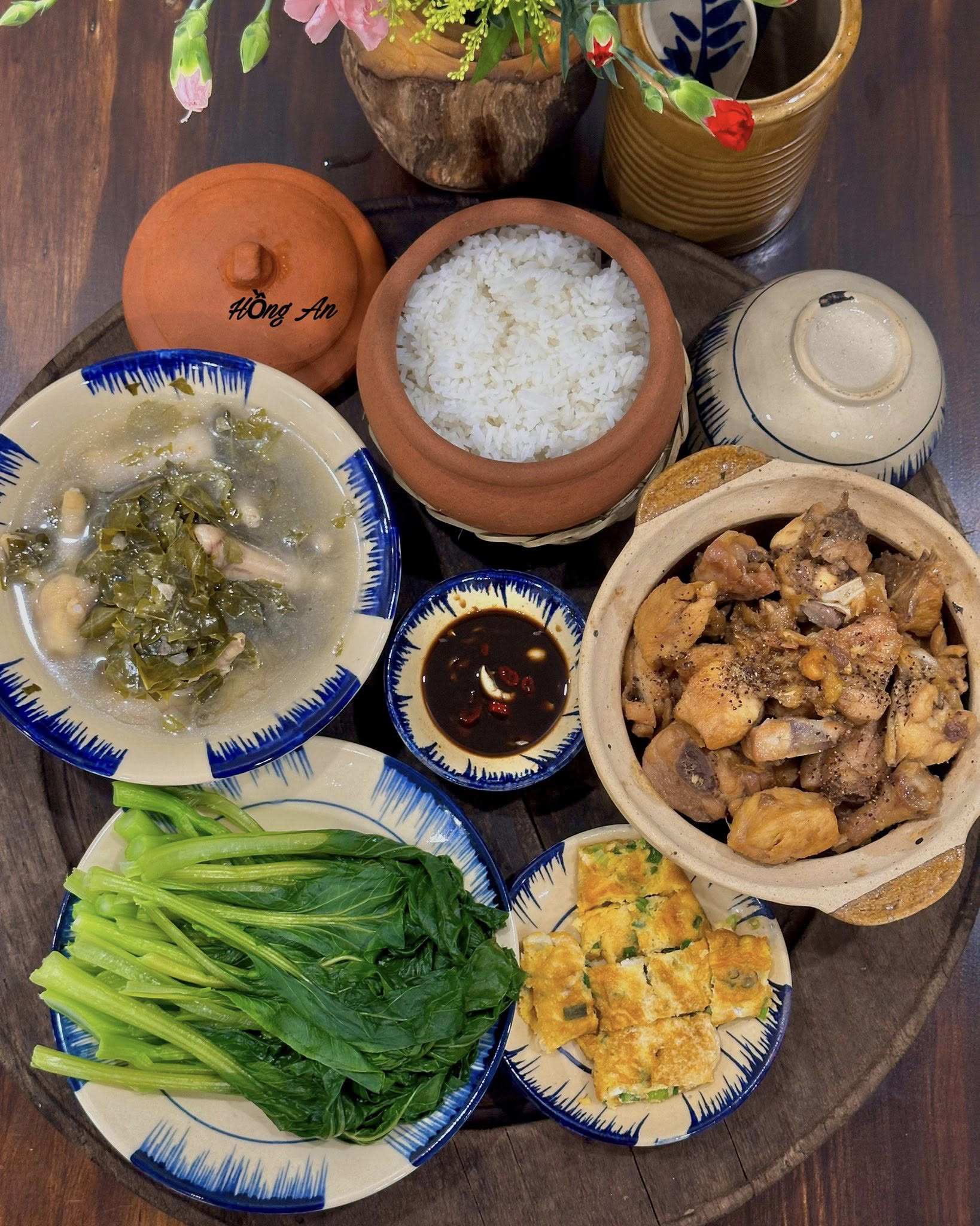 Canh lá giang - Gà rang gừng - Rau luộc - Trứng rán hành