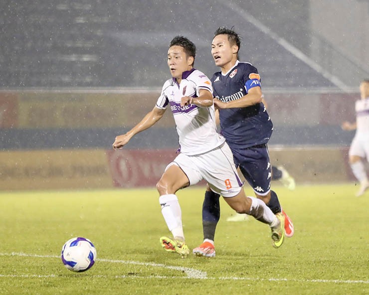 Hải Phòng (áo đen) và Becamex TPHCM thi đấu quyết tâm