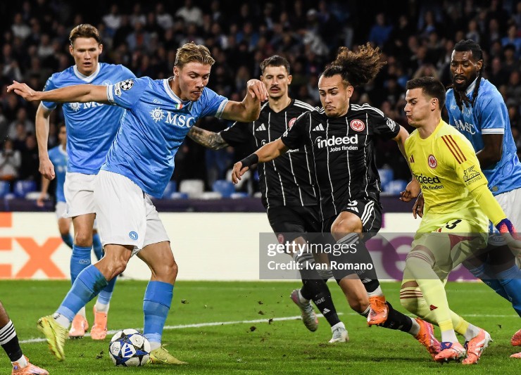 Hojlund, McTominay bất lực trước hàng thủ Frankfurt