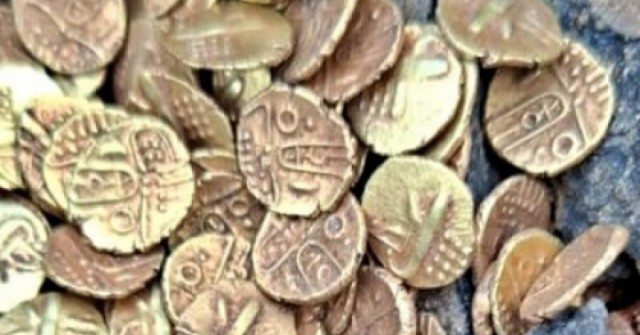 Phát hiện chiếc nồi đất chứa 103 đồng tiền vàng...