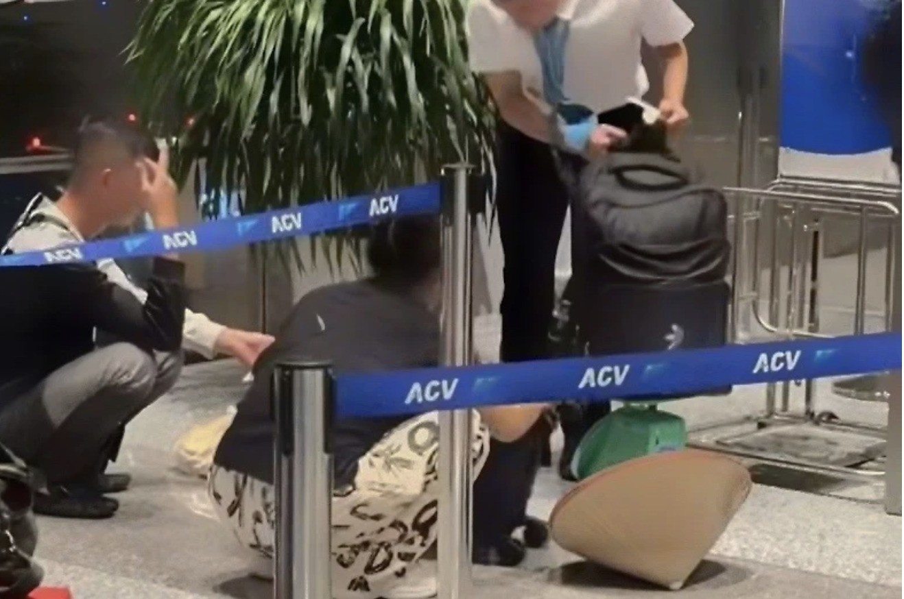 Hãng bay kiểm soát hành lý xách tay của khách ở ngay trước cửa ra tàu bay. Ảnh chụp màn hình.