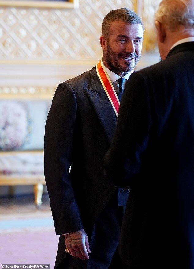 Sir David trò chuyện với Vua Charles sau khi hoàn thành nghi thức phong tước hiệp sĩ. Ảnh: PA Wire.