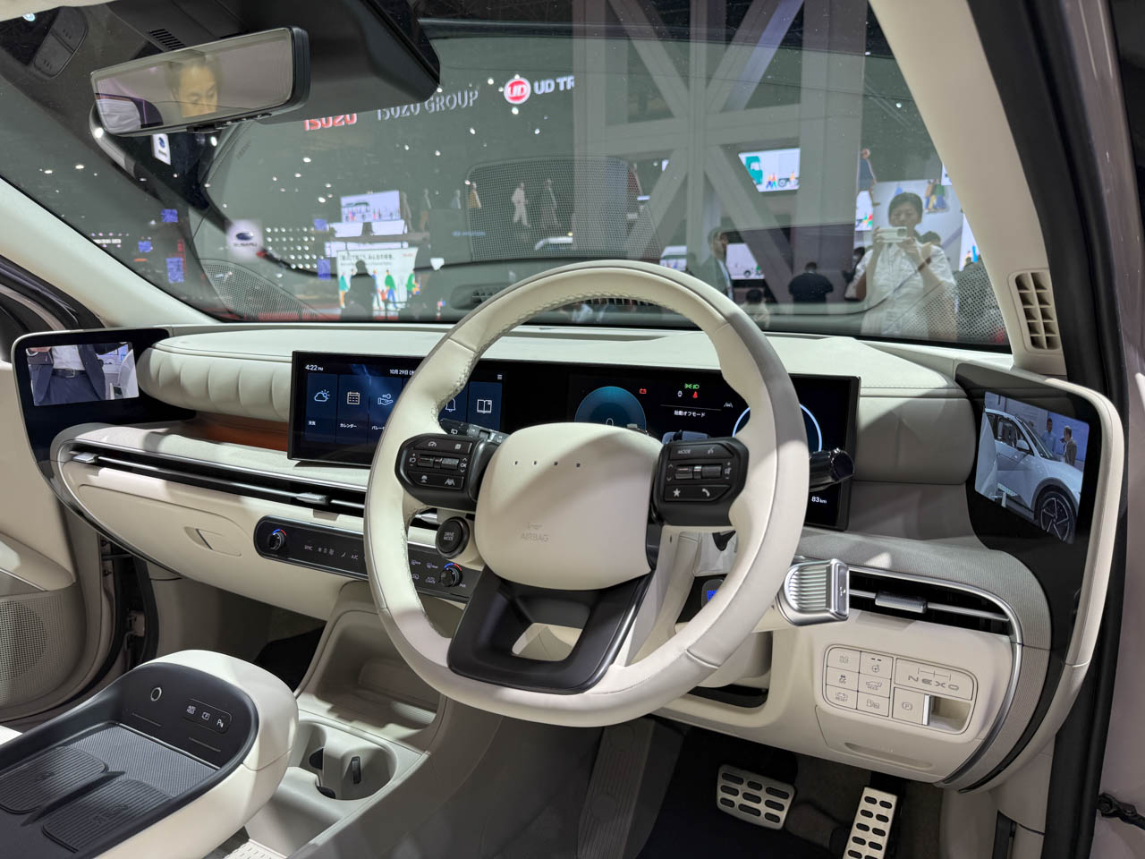 Xe được trang bị hai camera bên hông thay vì gương như các mẫu xe thương mại.