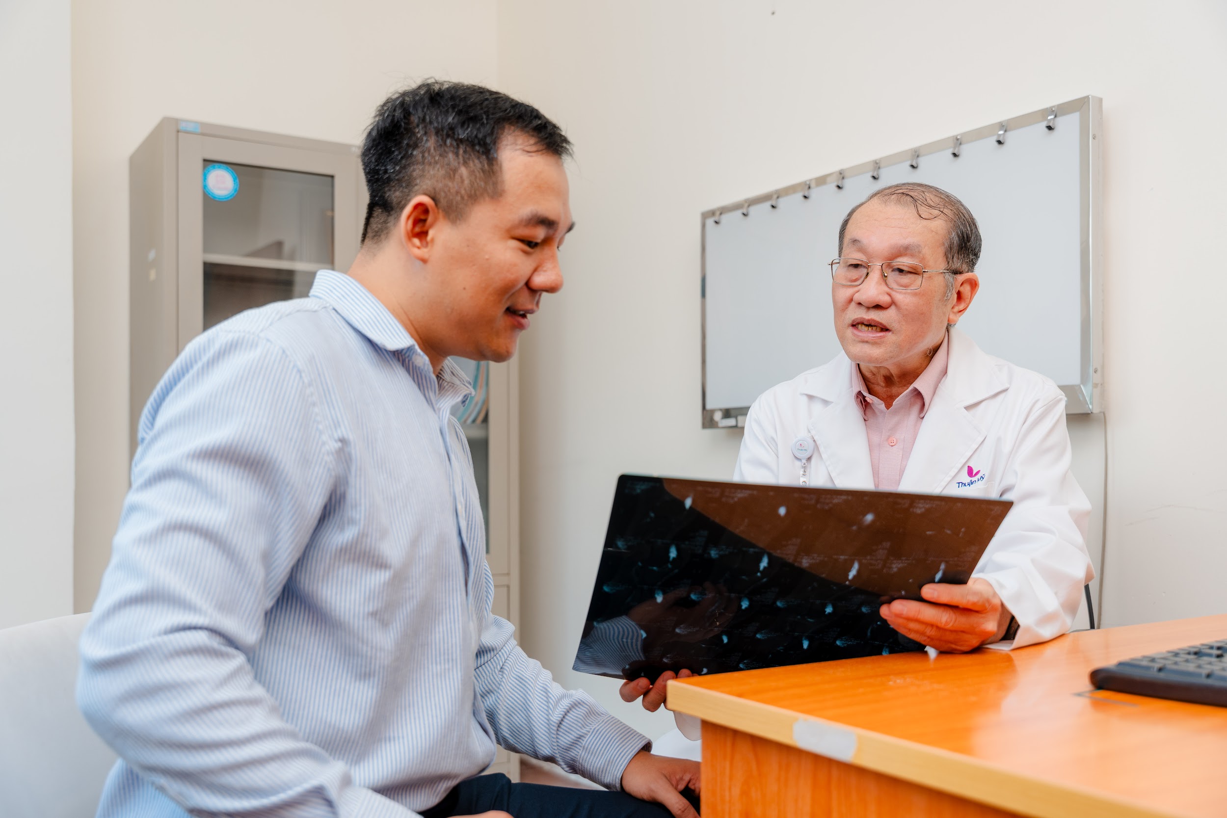Bác sĩ tư vấn kết quả tầm soát sức khỏe cho người bệnh. Ảnh: BVCC