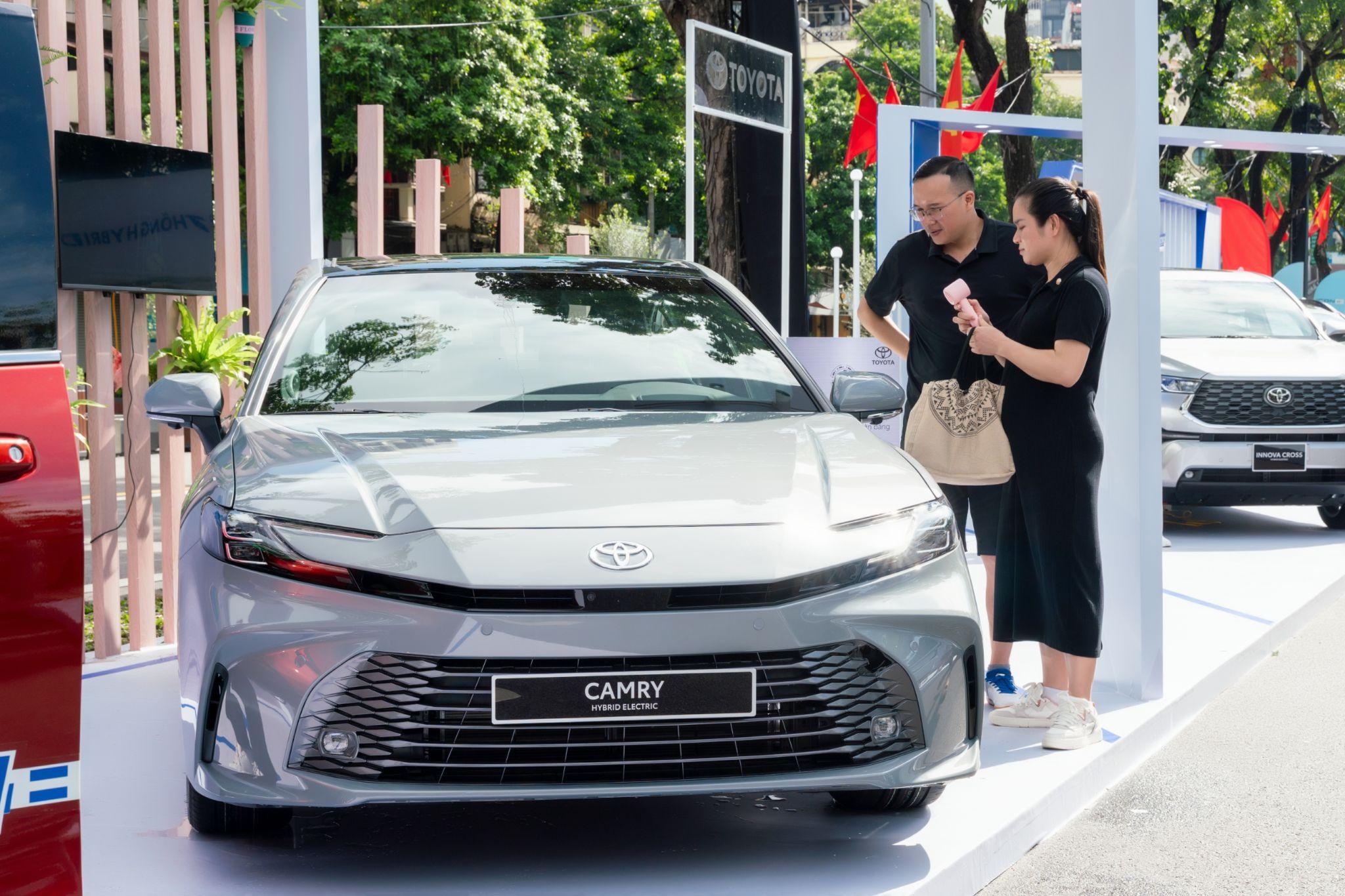 Toyota Camry được ưu đãi 100% thuế trước bạ, tương đương mức giảm lên tới 153 triệu đồng.