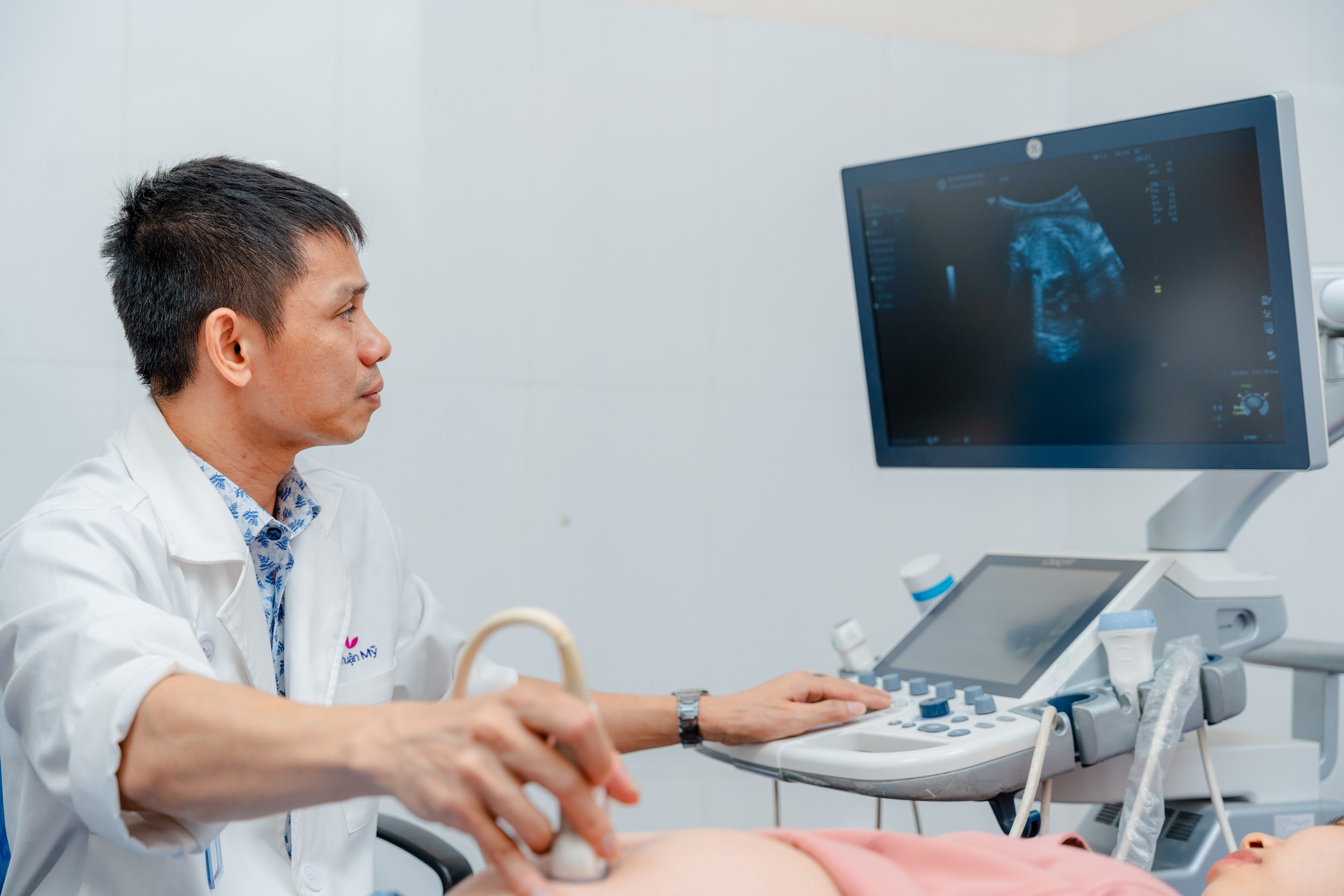 Siêu âm bụng là chỉ định tầm soát phổ biến khi khám tổng quát. Ảnh: BVCC