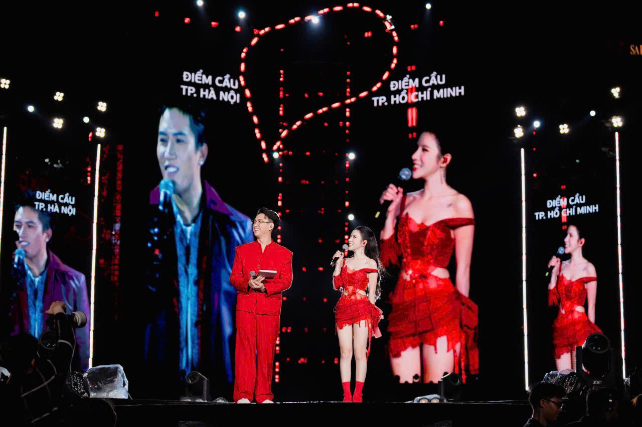 Hai ca sĩ song ca từ hai đầu cầu Hà Nội và TP.HCM.